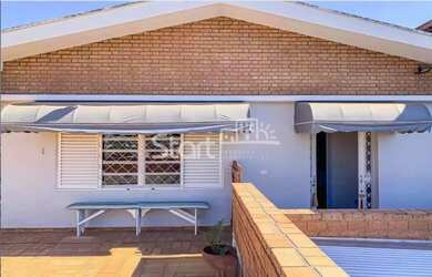 Imagem: A casa possui 3 Dormitórios, 2 Banheiros, 3 Vagas na garagem