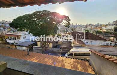 Imagem: A casa possui 3 Dormitórios, 2 Banheiros, 4 Vagas na garagem