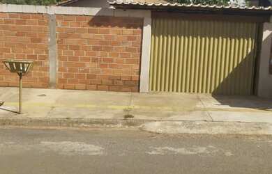 Imagem: A casa possui 2 Dormitórios, 1 Banheiro, 1 Vaga na garagem