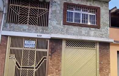 Imagem: A casa possui 2 Dormitórios, 2 Banheiros, 2 Vagas na garagem