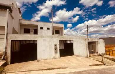 Imagem: A casa possui 3 Dormitórios, 2 Banheiros, 2 Vagas na garagem