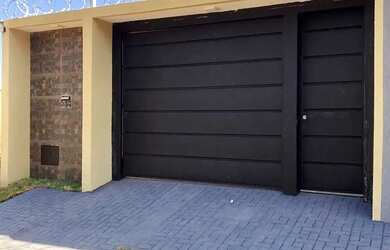 Imagem: A casa possui 3 Dormitórios, 1 Banheiro, 2 Vagas na garagem