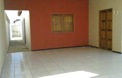 Imagem: A casa possui 3 Dormitórios, 2 Banheiros, 2 Vagas na garagem