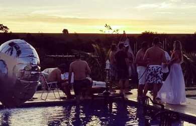 Imagem: A casa possui 2 Dormitórios, 3 Banheiros, 5 Vagas na garagem