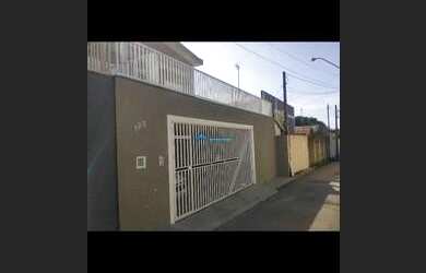 Imagem: A casa possui 3 Dormitórios, 3 Banheiros, 2 Vagas na garagem