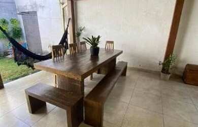 Imagem: A casa possui 3 Dormitórios, 2 Banheiros, 2 Vagas na garagem