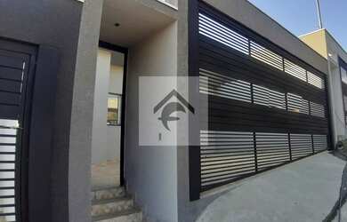 Imagem: A casa possui 3 Dormitórios, 2 Banheiros, 2 Vagas na garagem