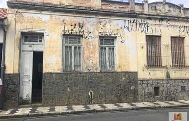 Imagem: A casa possui 3 Dormitórios, 1 Banheiro, 241m² de Área e