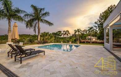 Imagem: A casa em condomínio à venda possui 5 Dormitórios, 5 Banheiros