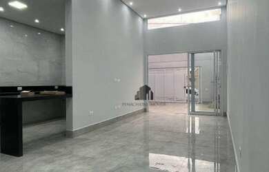 Imagem: A casa possui 3 Dormitórios, 1 Banheiro, 2 Vagas na garagem