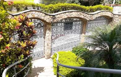 Imagem: A casa possui 3 Dormitórios, 4 Banheiros, 5 Vagas na garagem