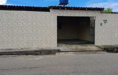 Imagem: A casa possui 3 Dormitórios, 2 Banheiros, 2 Vagas na garagem