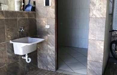 Imagem: A casa possui 1 Dormitório, 1 Banheiro e está localizado