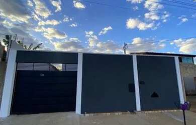 Imagem: A casa possui 3 Dormitórios, 2 Banheiros, 2 Vagas na garagem