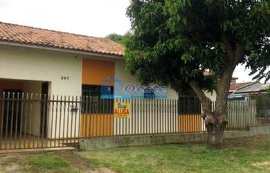 Imagem: A casa possui 3 Dormitórios, 1 Banheiro, 2 Vagas na garagem