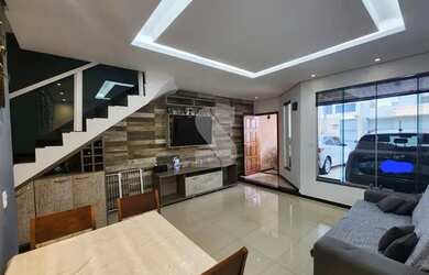 Imagem: A casa possui 3 Dormitórios, 2 Banheiros, 2 Vagas na garagem