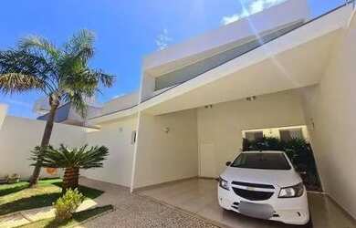 Imagem: A casa possui 3 Dormitórios, 2 Banheiros, 3 Vagas na garagem