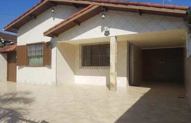 Imagem: A casa e possui 4 Dormitórios, Suítes, 3 Banheiros, 5 Vagas