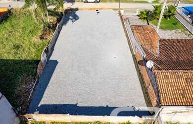 Imagem: O terreno possui 300m² de Área e está localizado em Balneário