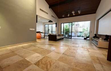 Imagem: A casa possui 4 Dormitórios, 5 Banheiros, 4 Vagas na garagem