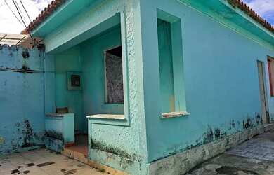 Imagem: A casa possui 2 Dormitórios, 1 Banheiro, 2 Vagas na garagem