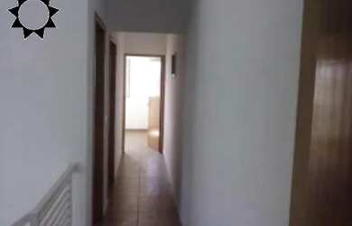 Imagem: A casa possui 3 Dormitórios, 1 Banheiro, 2 Vagas na garagem