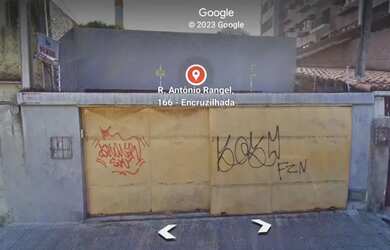 Imagem: A casa possui 3 Dormitórios, 4 Banheiros, 2 Vagas na garagem