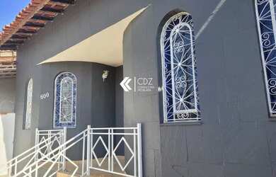 Imagem: A casa possui 3 Dormitórios, 3 Banheiros, 2 Vagas na garagem