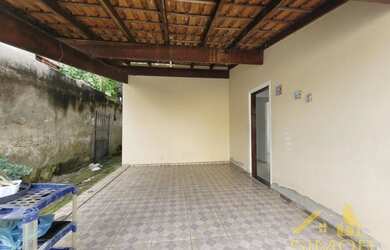 Imagem: A casa possui 3 Dormitórios, 1 Banheiro, 2 Vagas na garagem