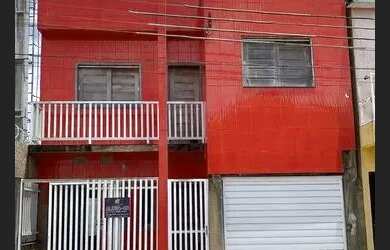 Imagem: A casa possui 4 Dormitórios, 2 Banheiros, 1 Vaga na garagem