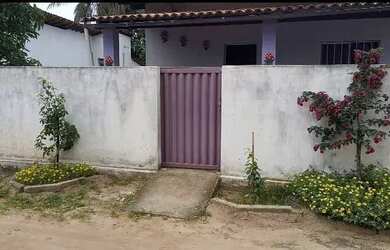 Imagem: A casa possui 3 Dormitórios, 1 Banheiro, 2 Vagas na garagem