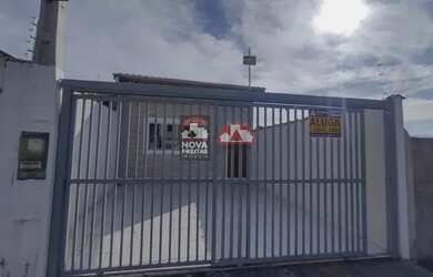 Imagem: A casa possui 3 Dormitórios, 1 Banheiro, 2 Vagas na garagem