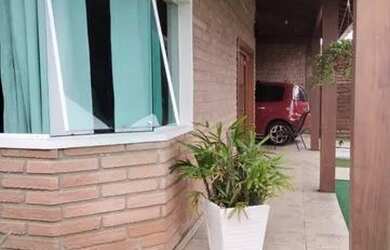 Imagem: A casa possui 2 Dormitórios, 2 Banheiros, 3 Vagas na garagem