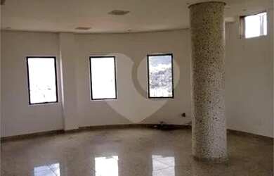 Imagem: O depósito possui 5 Vagas na garagem, 340m² de Área e está