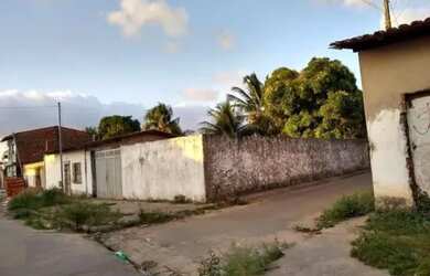 Imagem: A casa possui 2 Dormitórios, 1 Banheiro, 2 Vagas na garagem