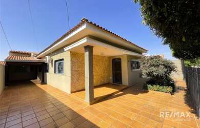 Imagem: A casa possui 4 Dormitórios, 3 Banheiros, 4 Vagas na garagem