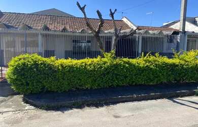 Imagem: A casa possui 2 Dormitórios, 2 Banheiros, 2 Vagas na garagem
