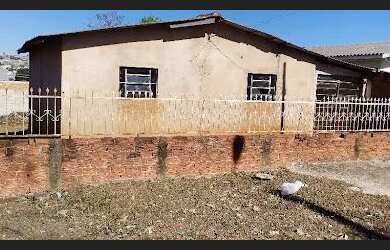 Imagem: A casa possui 2 Dormitórios, 1 Banheiro, 1 Vaga na garagem