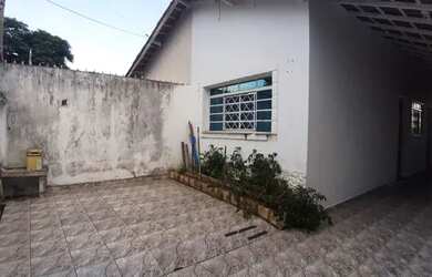 Imagem: A casa possui 3 Dormitórios, 2 Banheiros, 3 Vagas na garagem