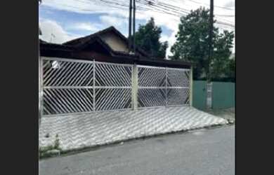 Imagem: A casa possui 2 Dormitórios, 1 Banheiro, 2 Vagas na garagem