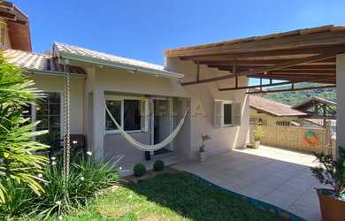 Imagem: A casa possui 2 Dormitórios, 1 Banheiro, 1 Vaga na garagem