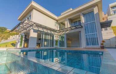 Imagem: A casa em condomínio possui 4 Dormitórios, 5 Banheiros, 4