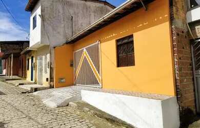 Imagem: A casa possui 3 Dormitórios, 1 Banheiro, 1 Vaga na garagem