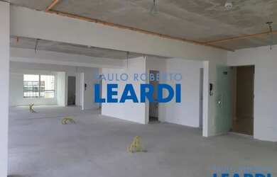 Imagem: O depósito possui 1 Vaga na garagem e 37m² de Área e está