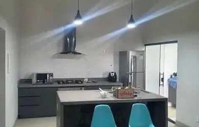 Imagem: A casa possui 3 Dormitórios, 2 Banheiros, 2 Vagas na garagem