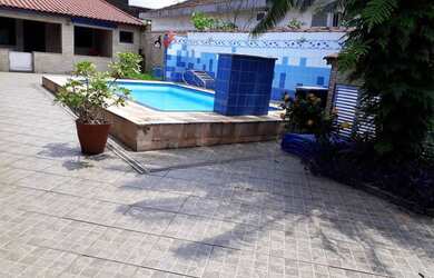 Imagem: A casa possui 2 Dormitórios, 2 Banheiros, 4 Vagas na garagem