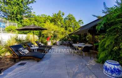 Imagem: A casa em condomínio possui 5 Dormitórios, 5 Banheiros, 4