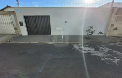 Imagem: A casa possui 3 Dormitórios, 1 Banheiro, 3 Vagas na garagem