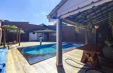 Imagem: A casa em condomínio possui 4 Dormitórios, 2 Banheiros, 3