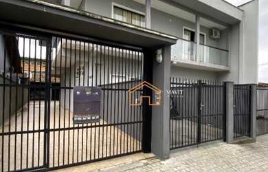 Imagem: A casa possui 5 Dormitórios, 4 Banheiros, 4 Vagas na garagem